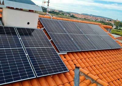 Instalación placas solares en comunidad de vecinos para alimentar ascensor y zonas comunes