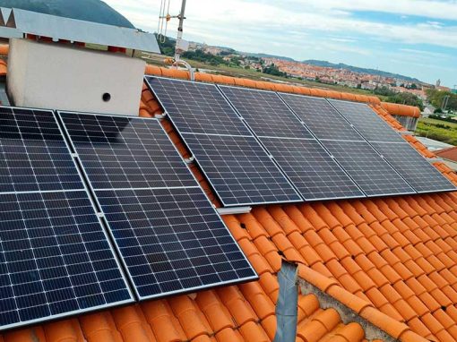 Instalación placas solares en comunidad de vecinos para alimentar ascensor y zonas comunes