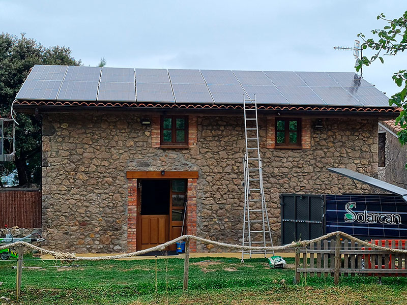 Instalación fotovoltaica placas solares aislada de red en Cantabria