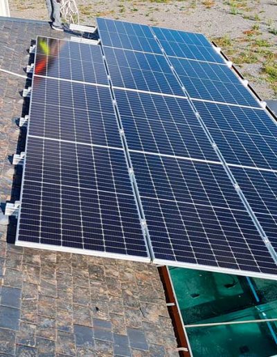 Instalación fotovoltaica placas solares salvando cristalera para empresa en Cantabria