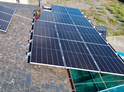 Instalación fotovoltaica placas solares 6kw salvando cristalera para empresa en Cantabria