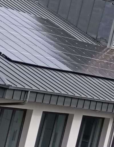 Instalación placas solares de 40kw sobre tejado de cinc en centro cultural en Solares (Cantabria)